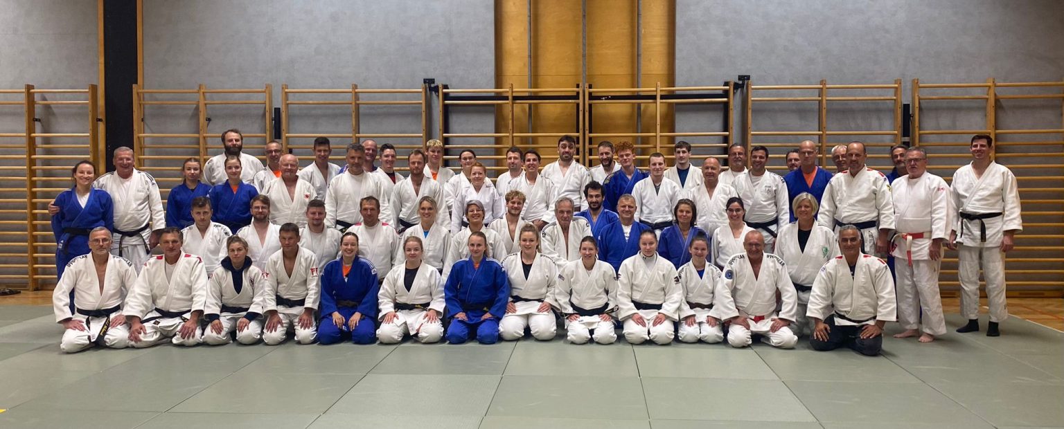 58 Judoka bereiteten sich gemeinsam vor